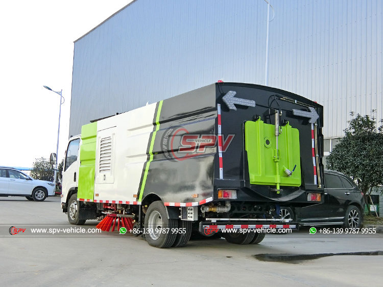 ISUZU 700P Street Cleaning Vehicle - Front Left Side